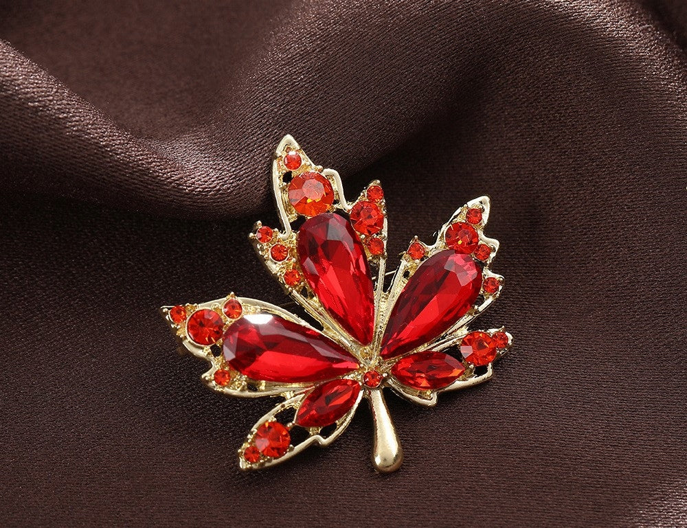 Broche feuille à zircons – doré