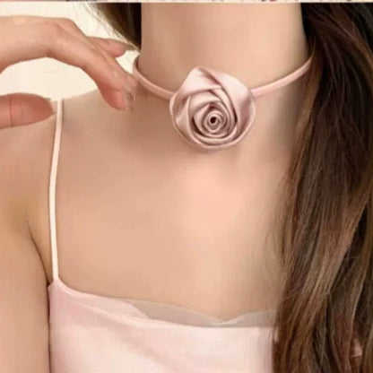 Colier choker cu trandafir – roz