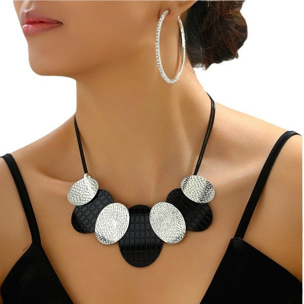 Collier pour femme à cercles – argenté et noir