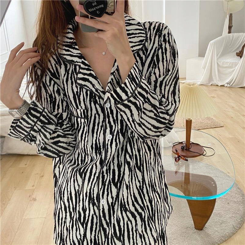 Pijama de damă cu nasturi – alb-negru cu imprimeu zebră