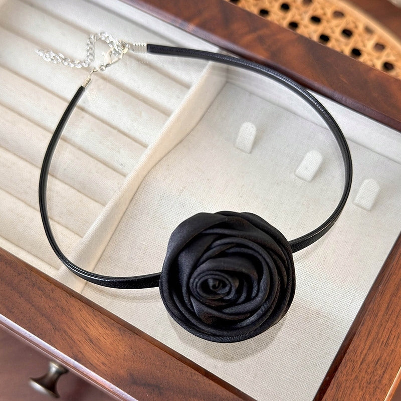 Colier choker cu trandafir – negru și roz