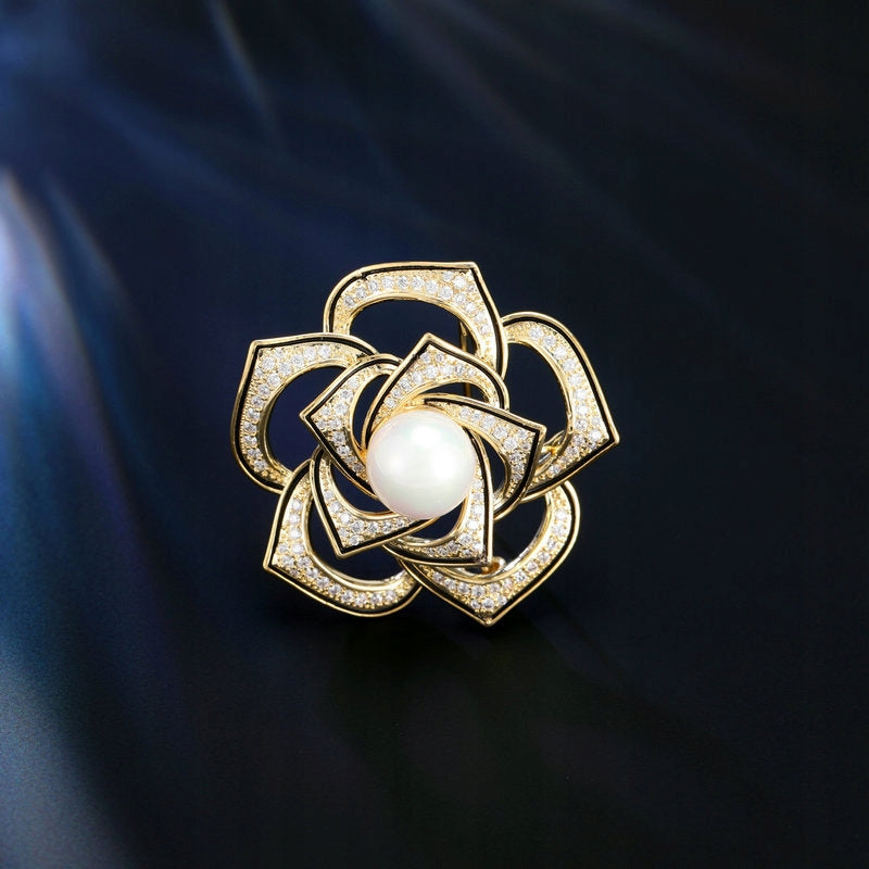 Broche fleur à zircons