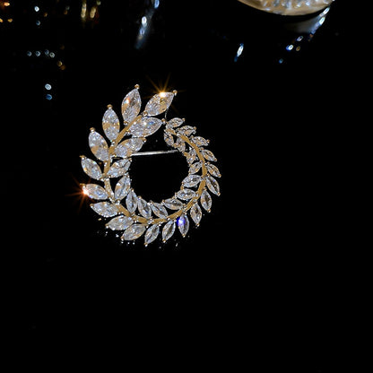 Broche feuille à zircons – doré