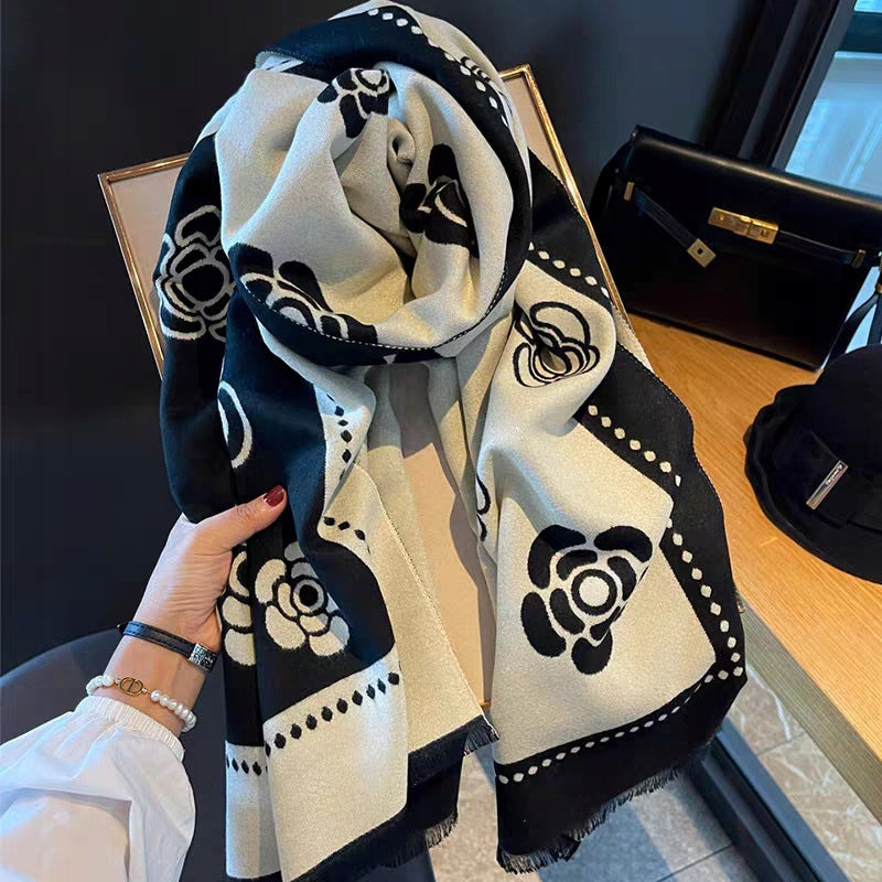 Écharpe d’hiver pour femme 180 × 66 cm – beige et noir