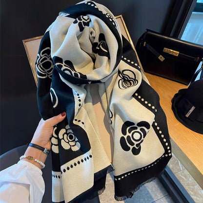 Écharpe d’hiver pour femme 180 × 66 cm – beige et noir