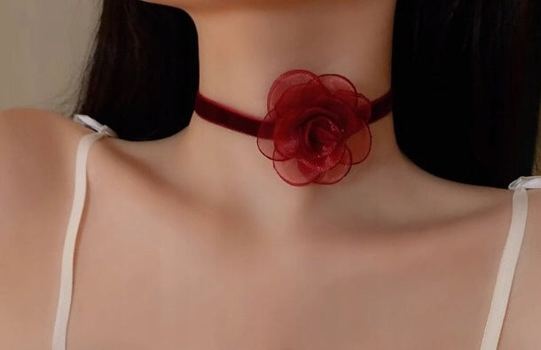 Colier choker cu trandafir – vișiniu și roz