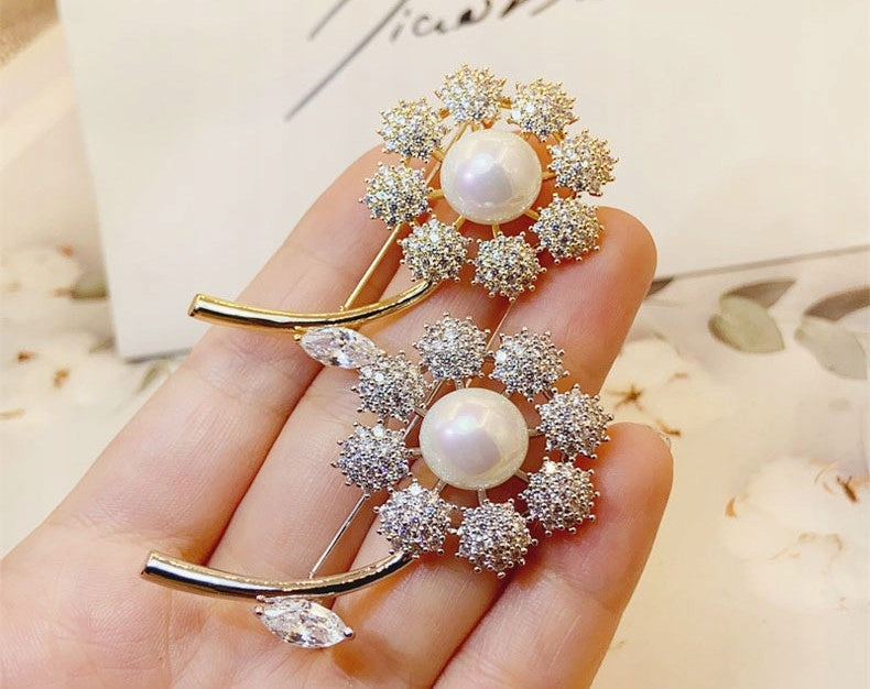 Broche fleur à zircons