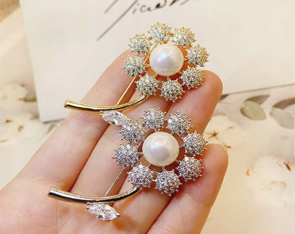 Broche fleur à zircons