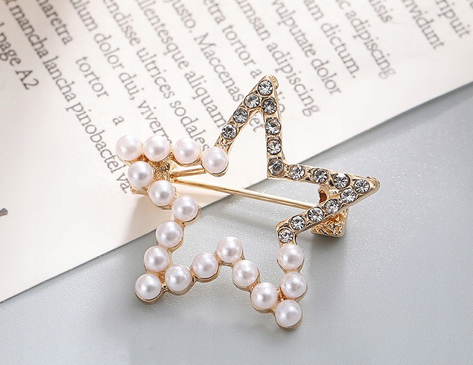 Broche étoile à zircons – doré