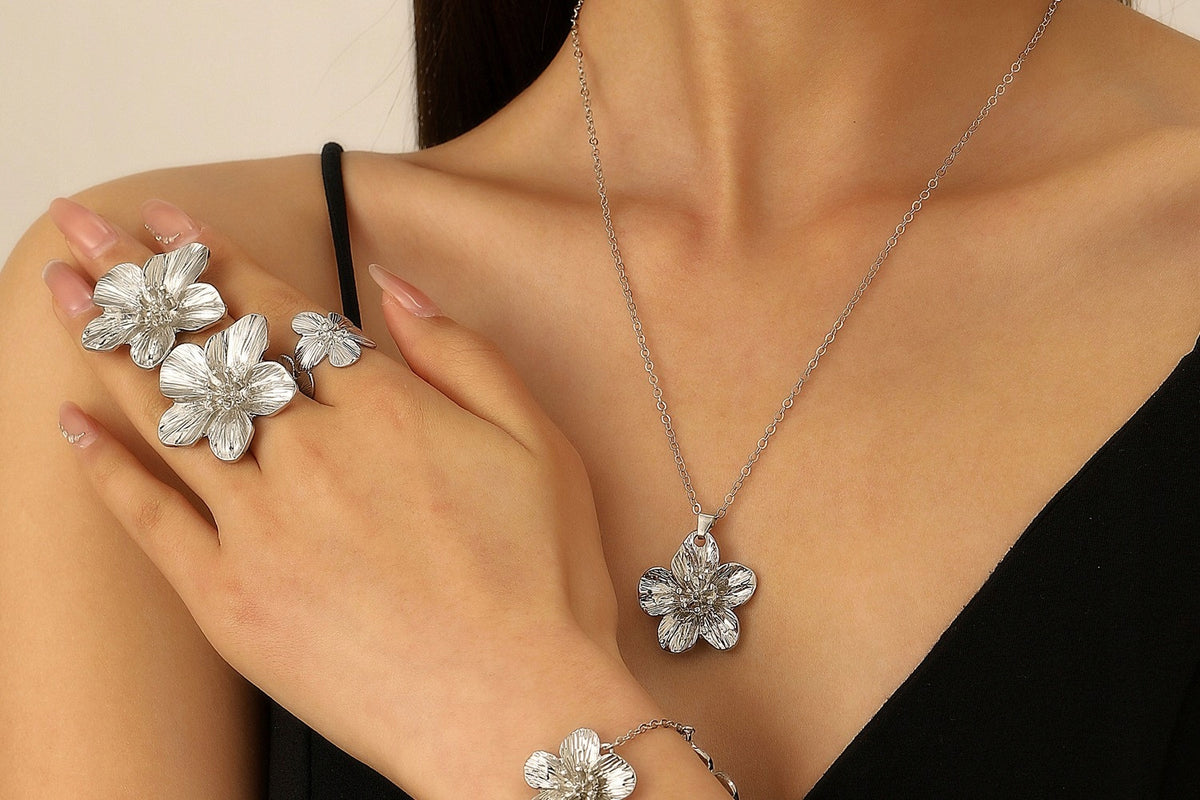 Parure : collier, boucles d’oreilles, bracelet et bague – argenté