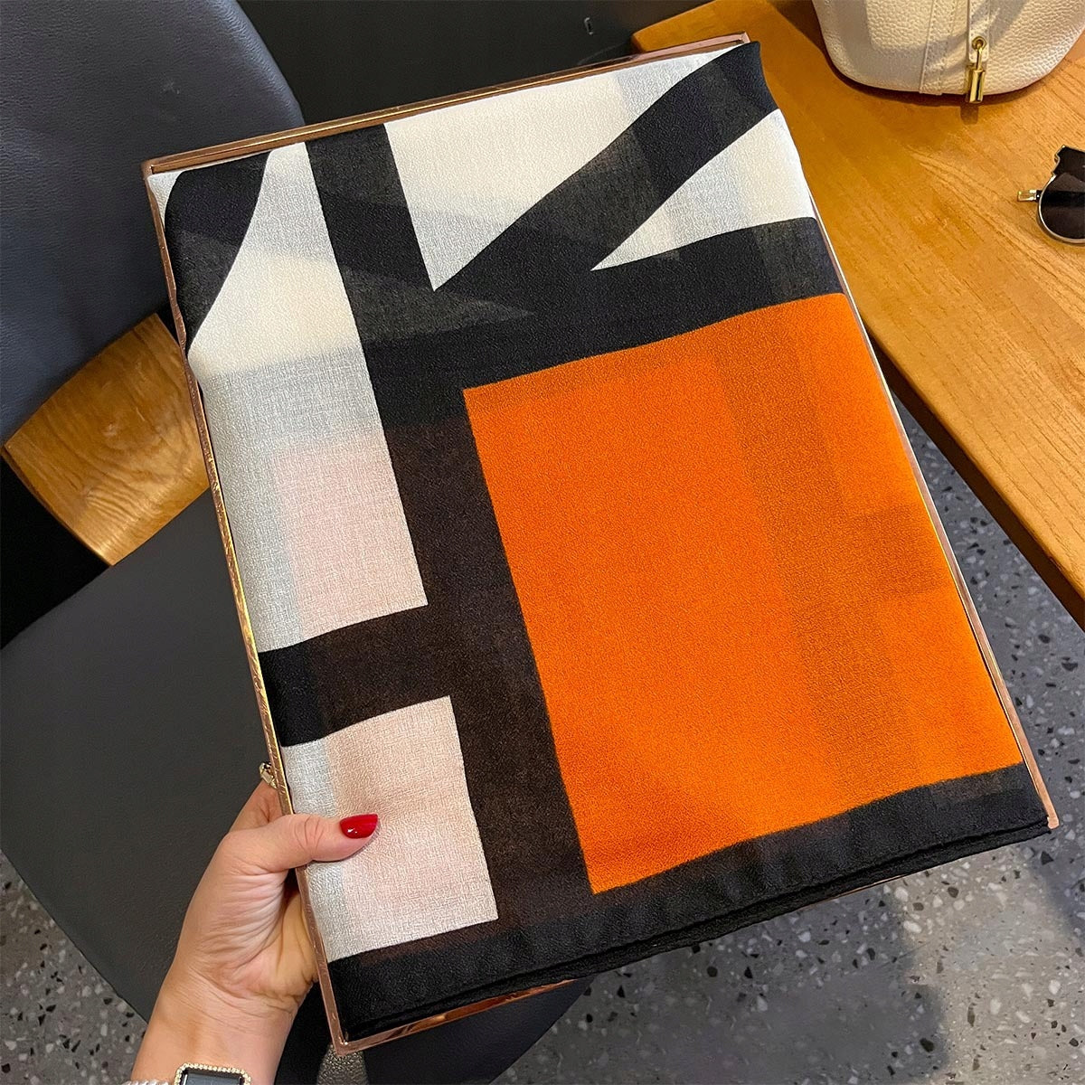 elegancki damski SZAL modny wzór SZALIK o wymiarach 178x66cm jesień zima