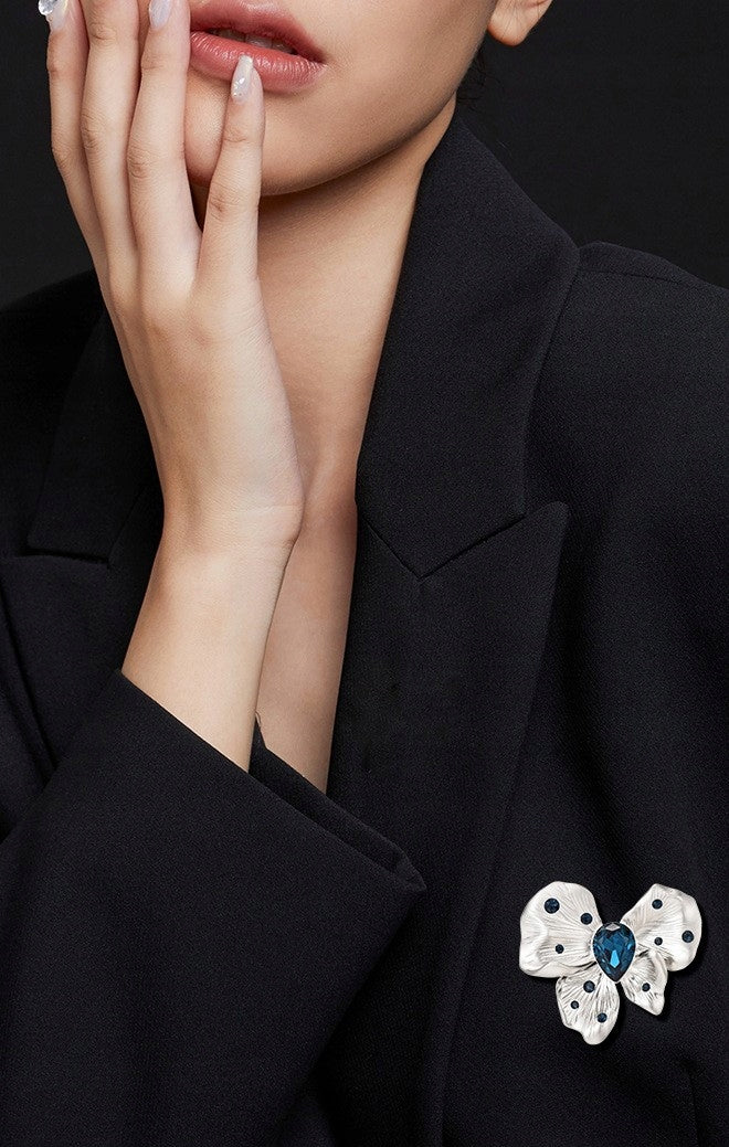 Broche fleur à zircons – argenté