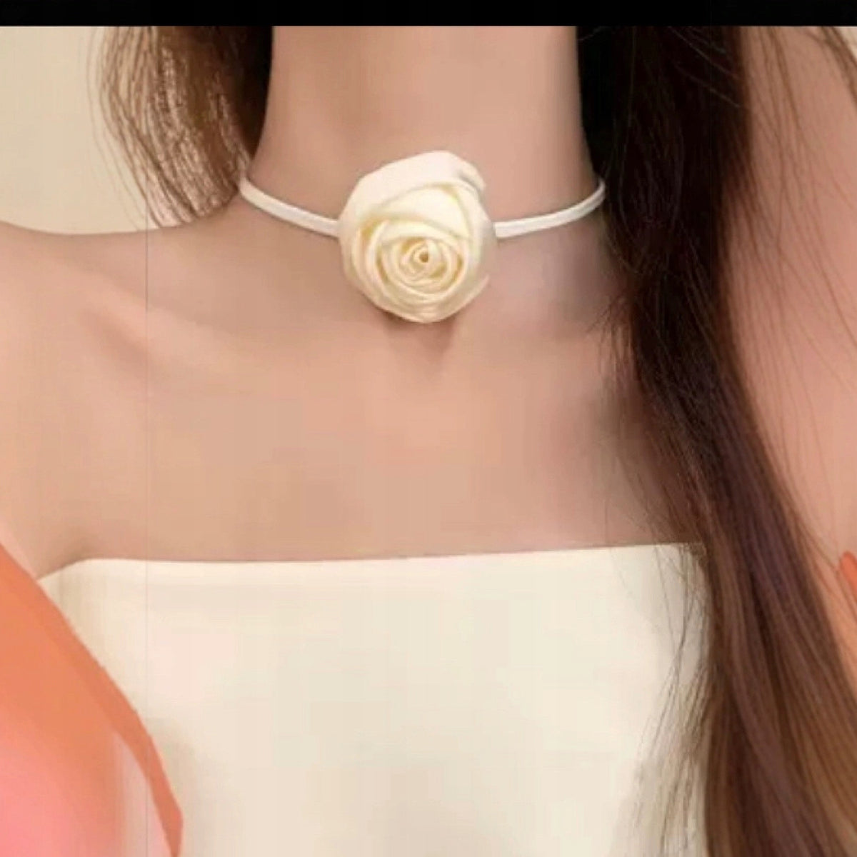 Colier choker cu trandafir – crem și roz