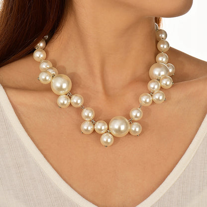 Collar de cuentas de vidrio – blanco y plateado