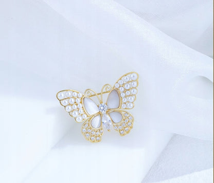 Broche papillon à zircons – doré