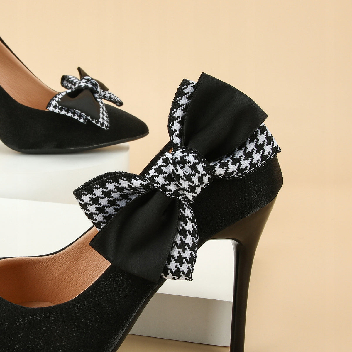 Satin-Schuhclips in Schleifenform – schwarz