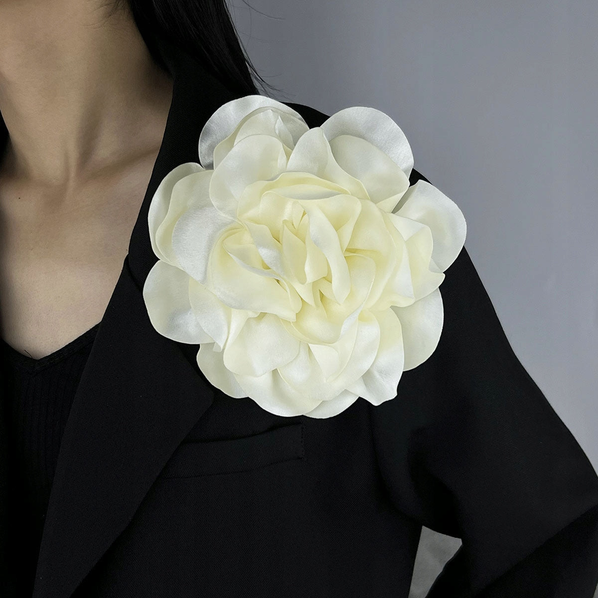 Broșă trandafir din satin 20 cm – crem și roz