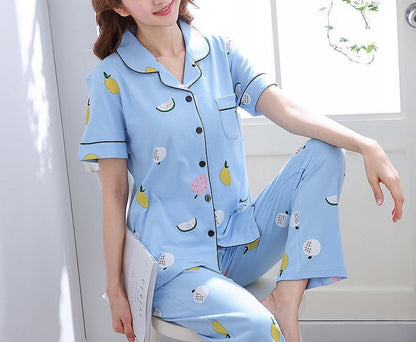 Damenpyjama zum Aufknöpfen mit kurzen Ärmeln – blau gemustert
