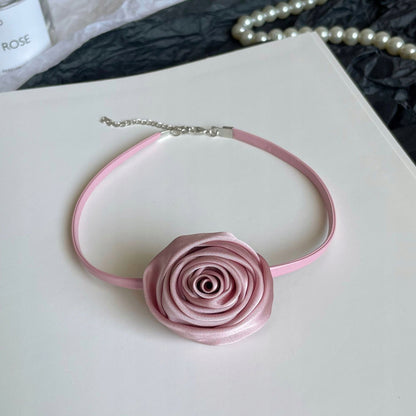 Colier choker cu trandafir – roz