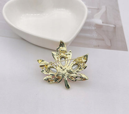 Broche feuille à zircons – doré