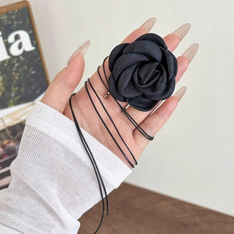 Colier choker cu trandafir – negru și roz