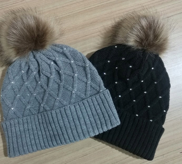 Dámská čepice s bambulí – černá