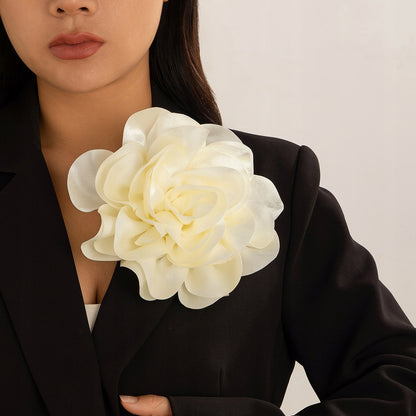 Broșă trandafir din satin 20 cm – crem și roz