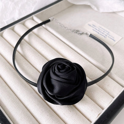 Colier choker cu trandafir – negru și roz