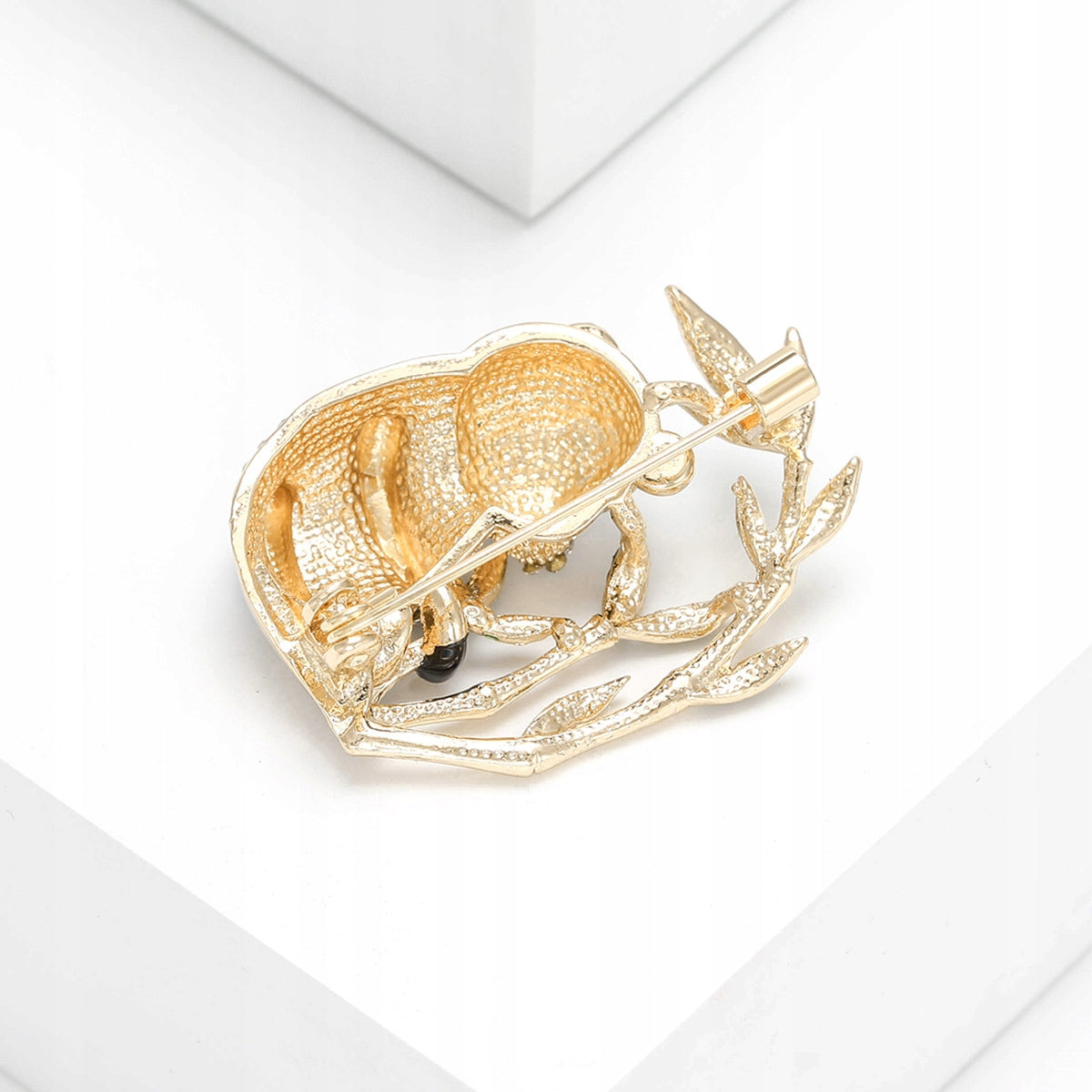 Brosche Panda auf Bambus mit Zirkonia – goldfarben