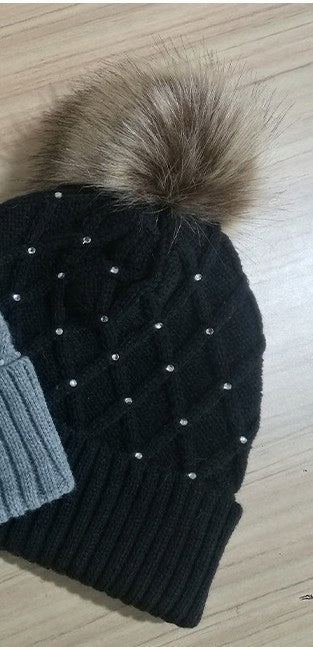 Dámská čepice s bambulí – černá