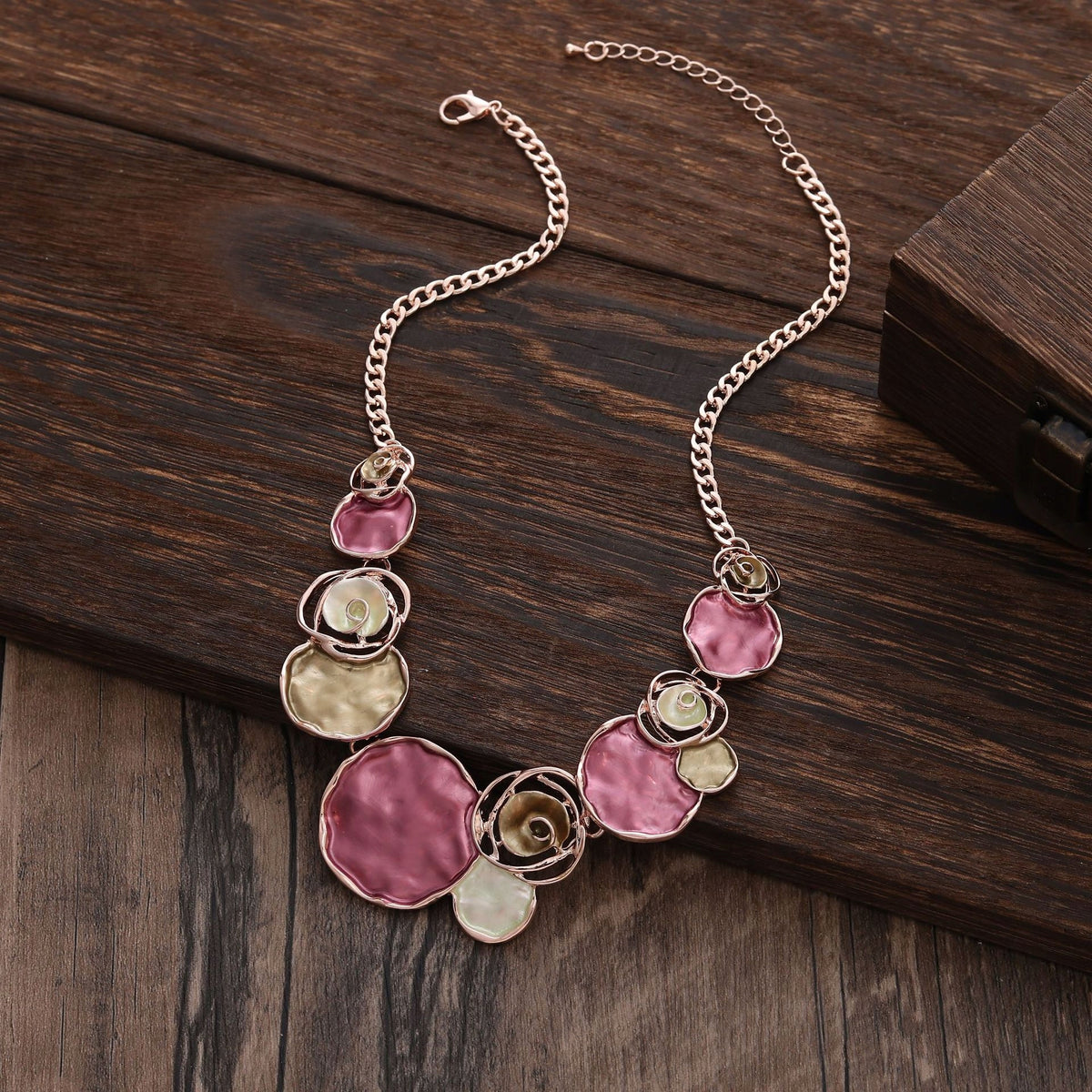 Collier pour femme à fleur – rose