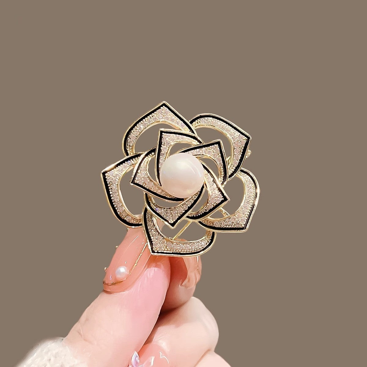 Broche fleur à zircons