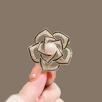 Broche fleur à zircons