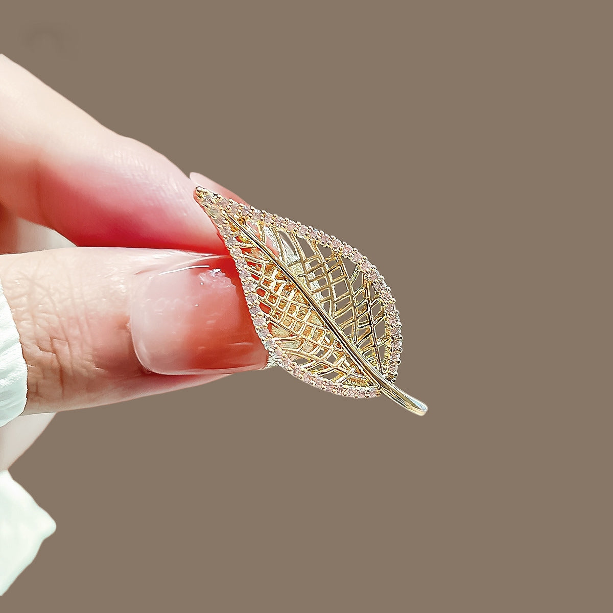 Broche feuille à zircons – doré