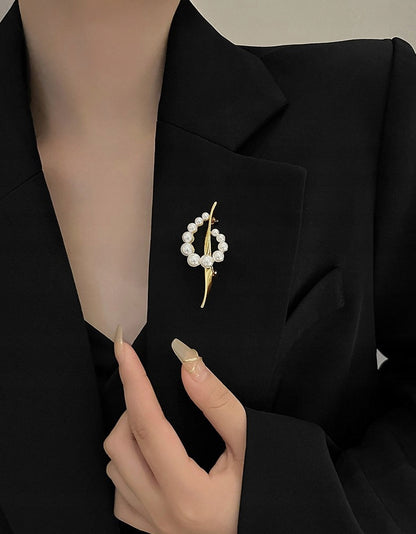 Broche hoja con perlas – blanco