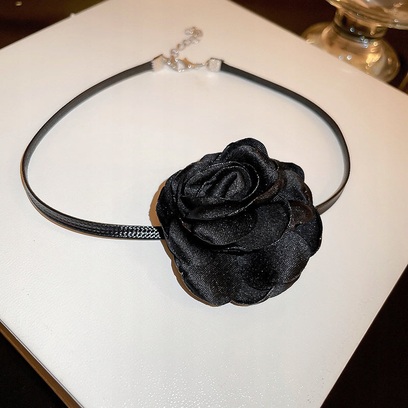 Colier choker cu trandafir – negru și roz
