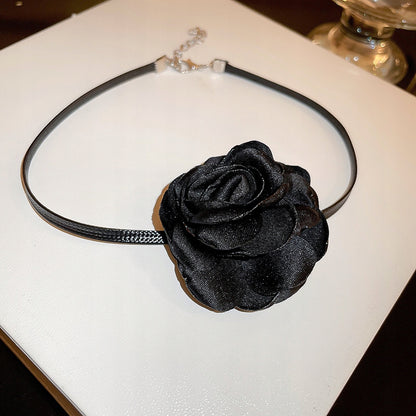 Colier choker cu trandafir – negru și roz