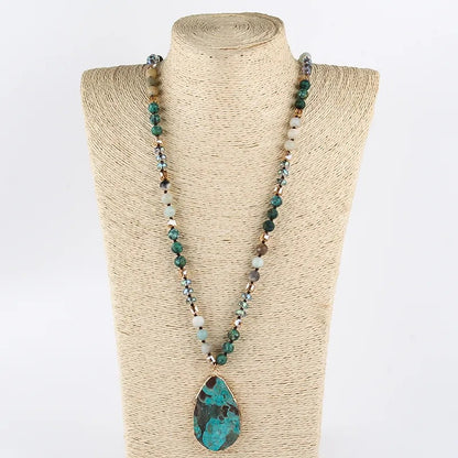 Elegant Necklace with a Green Semi-Precious Stone — Fashionable Pendant Jewellery