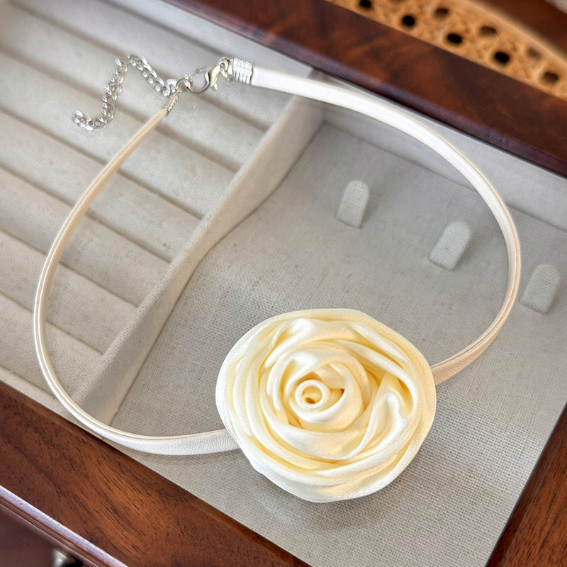 Colier choker cu trandafir – crem și roz