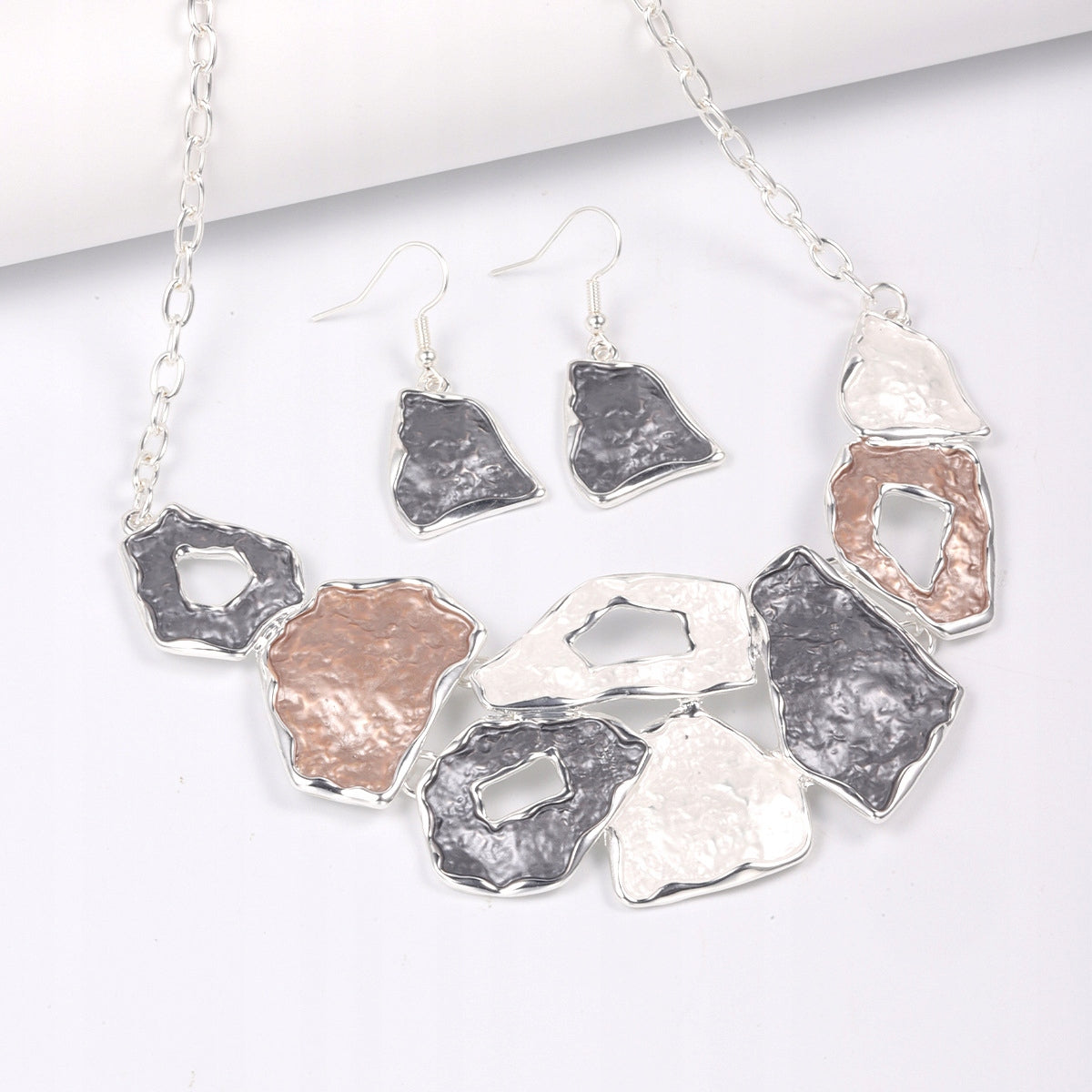 Schmuckset: Halskette und Ohrringe – grau