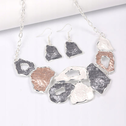 Schmuckset: Halskette und Ohrringe – grau