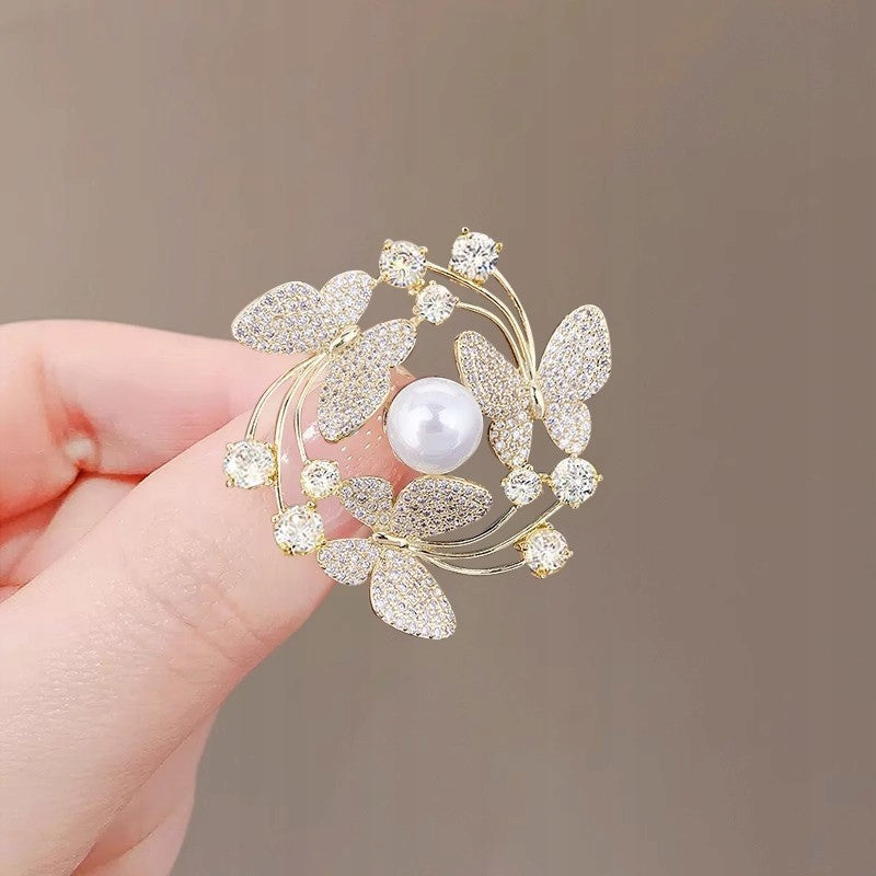 Broche mariposa con circonitas – dorado