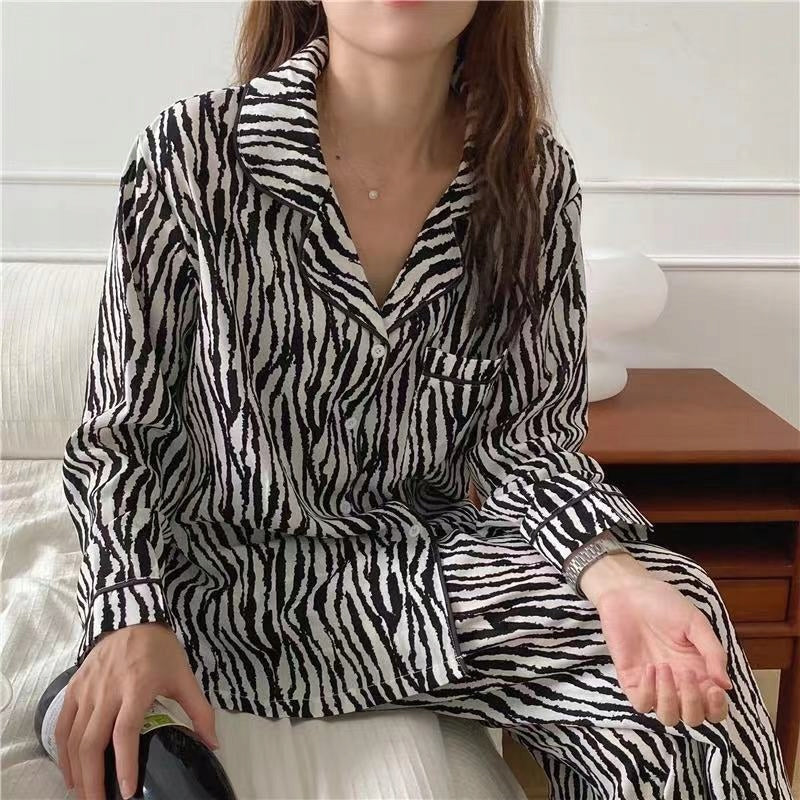 Pijama de damă cu nasturi – alb-negru cu imprimeu zebră