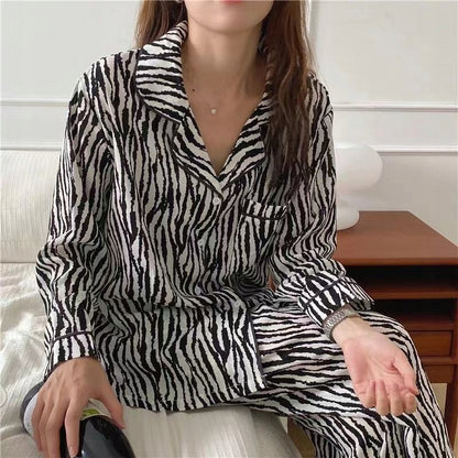 Pijama de damă cu nasturi – alb-negru cu imprimeu zebră