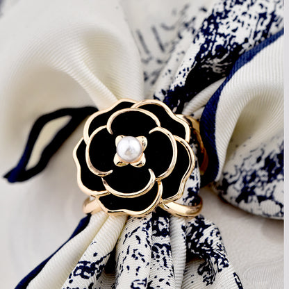 Hebilla para pañuelo con forma de flor – dorado y negro