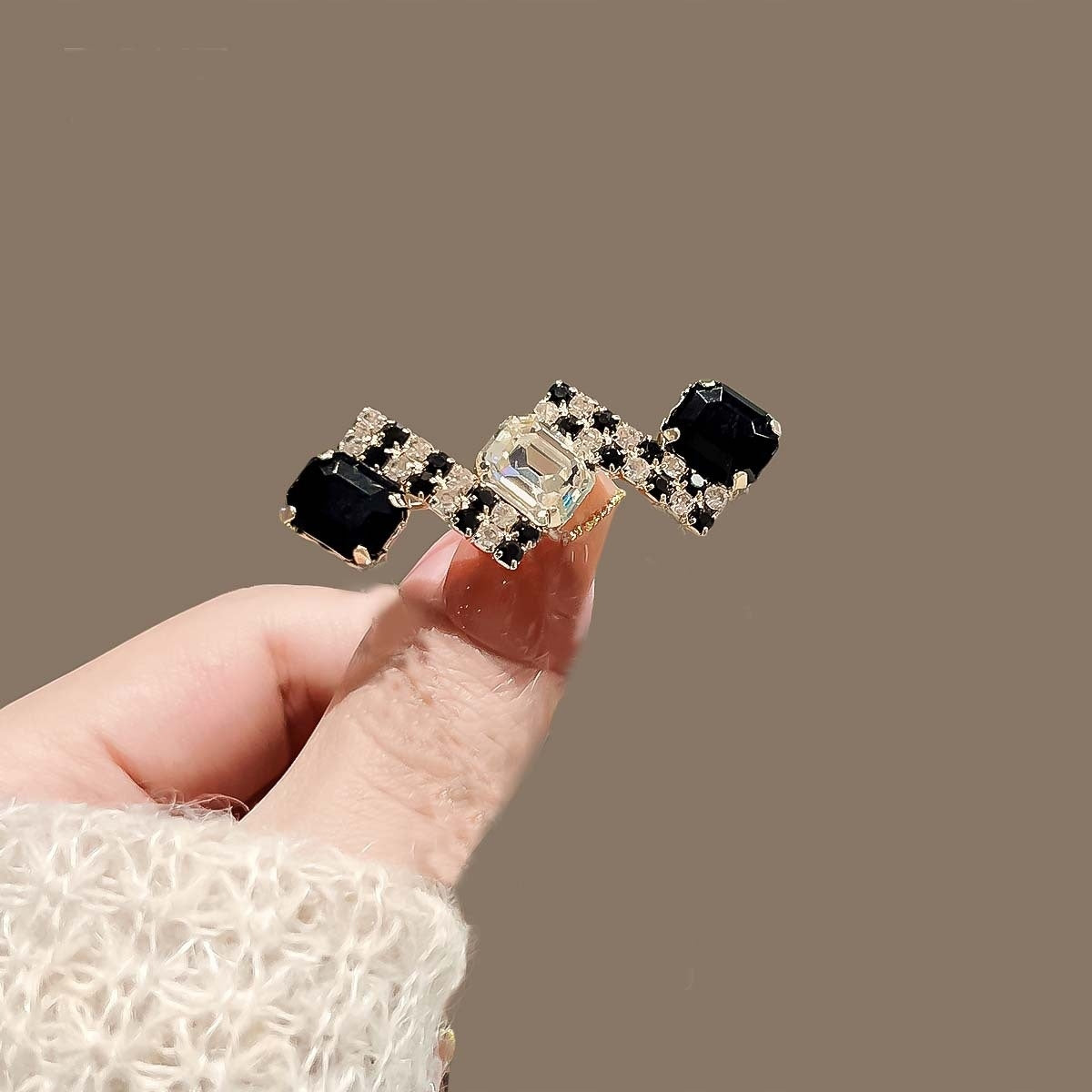 Broche decorativo con circonitas – plateado y negro