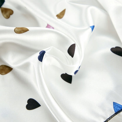 Pijama de damă din satin – albă cu inimi colorate
