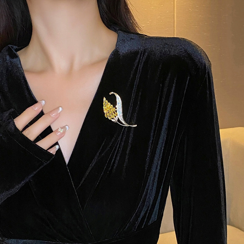 Broche fleur à zircons – doré