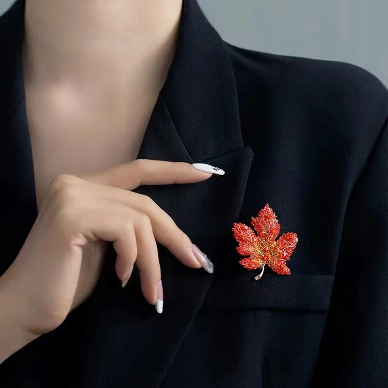 Broche feuille à zircons – doré