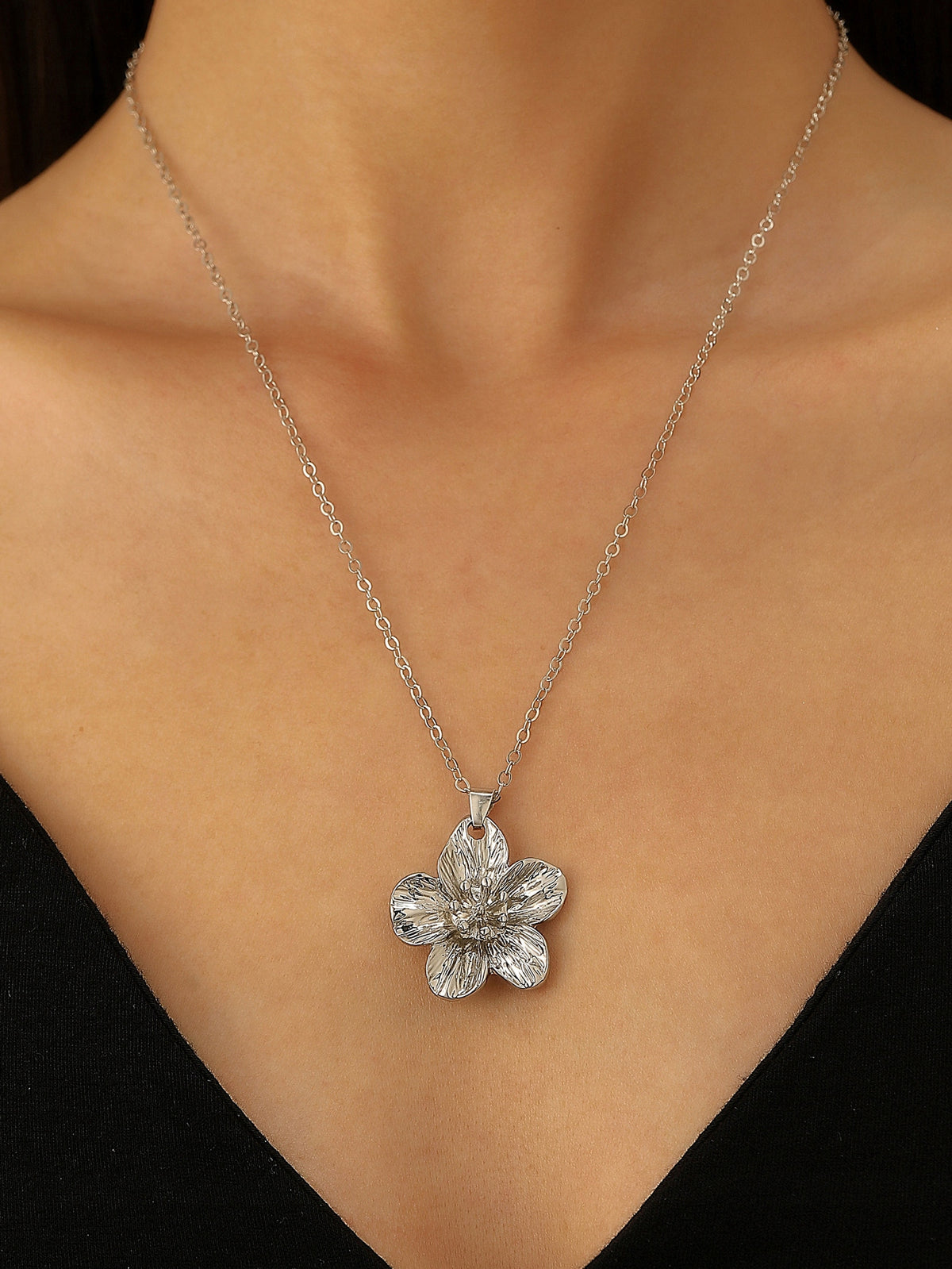 Parure : collier, boucles d’oreilles, bracelet et bague – argenté